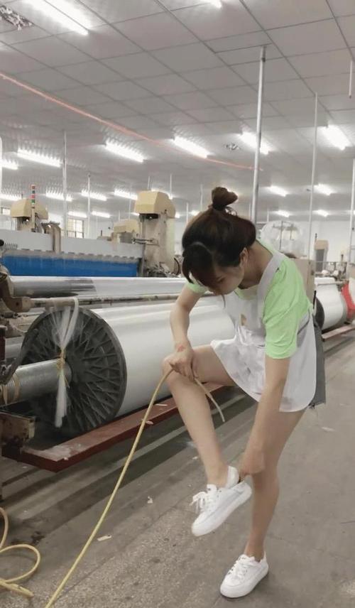 摄影:工厂穿着t恤干活的美女,显得减龄又性感
